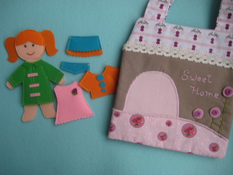 Вырезная куколка из фетра с домиком
