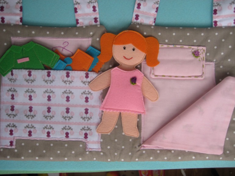 Вырезная куколка из фетра с домиком