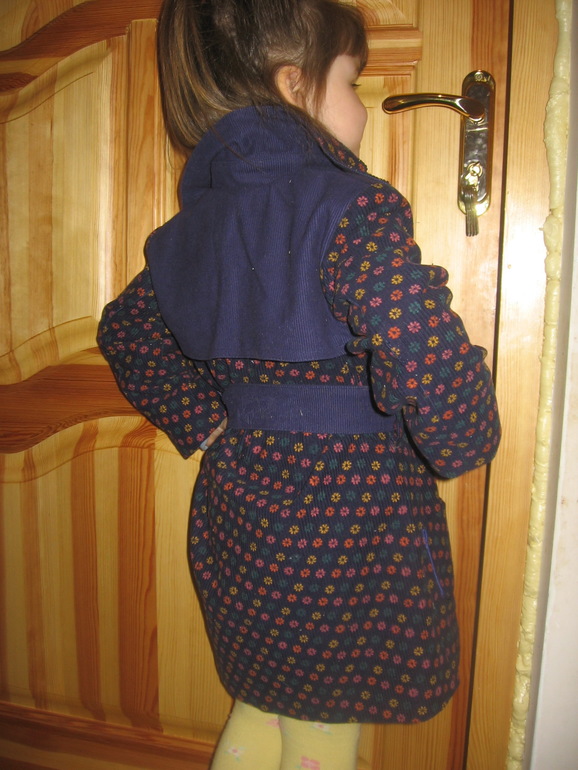 Плащик для дочи.