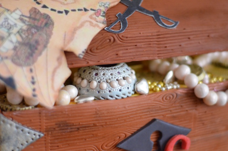 Сундук с сокровищами для пиратской вечеринки!