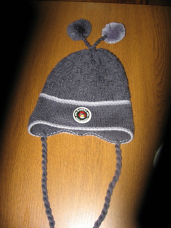 Новая вязаная шапка Angry Bird. Цена 300 руб.