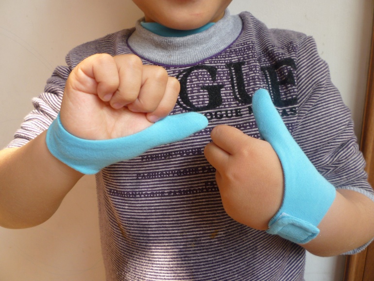 Ребенок сосет палец в 3 месяца
