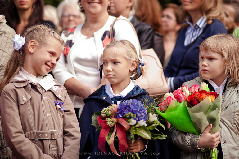 4 го сентября. Стиль на первое сентября. Как красиво сфотографироваться на 1 сентября с ребенком. Звездные дети на 1 сентября 2022 года. Красивые фото детей на 1 сентября.