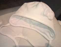 Шапочка велюровая с бантом на синетоне. Цвет молочный