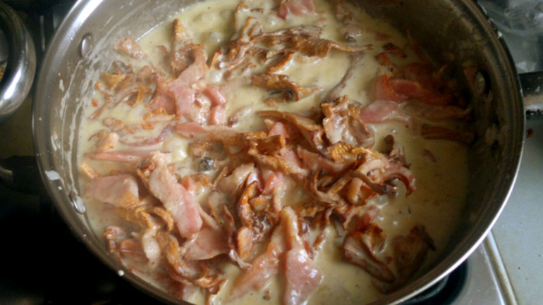 Паста с беконом, лисичками и кедровыми орешками