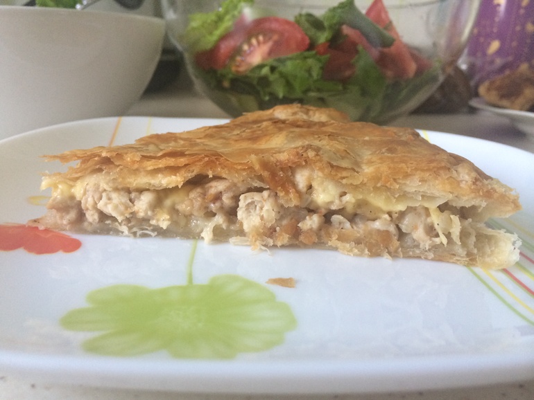 Слоеный пирог с курицей и сыром