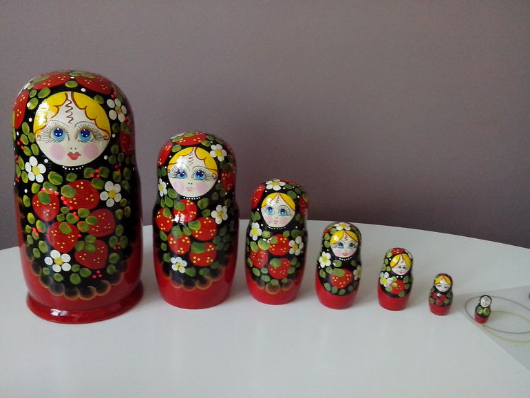 Деревянные игрушки, счетный материал, матрешки.