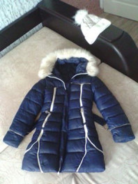 Породам модный пуховик темно-синего цвета и шапку