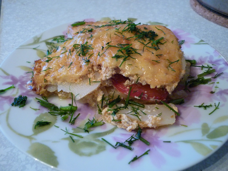 Филе рыбки с картошкой,помидорами и сыром в духовке.