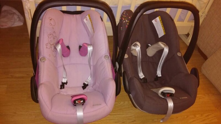 Продаю 2 автокресла Maxi Cosi Pebble розового и графитового цвета