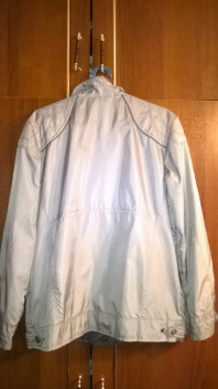 Продам ветровку для мальчика рост 164 см недорого