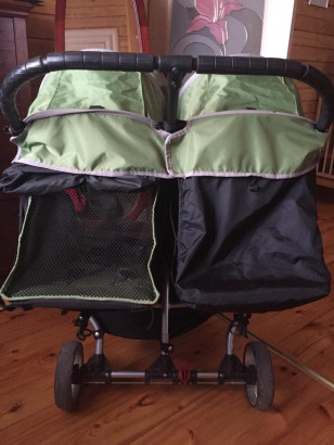 Коляска для двойняшек.