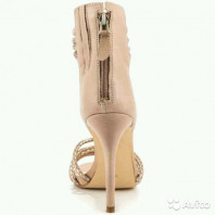 GUESS Новые, нарядные,стильные босоножки.