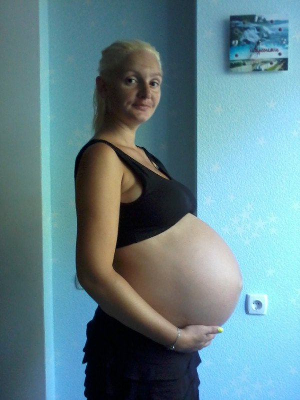 39 неделя беременности ощущение. Женщины беременные двойней. Живот на 16 неделе беременности двойней.