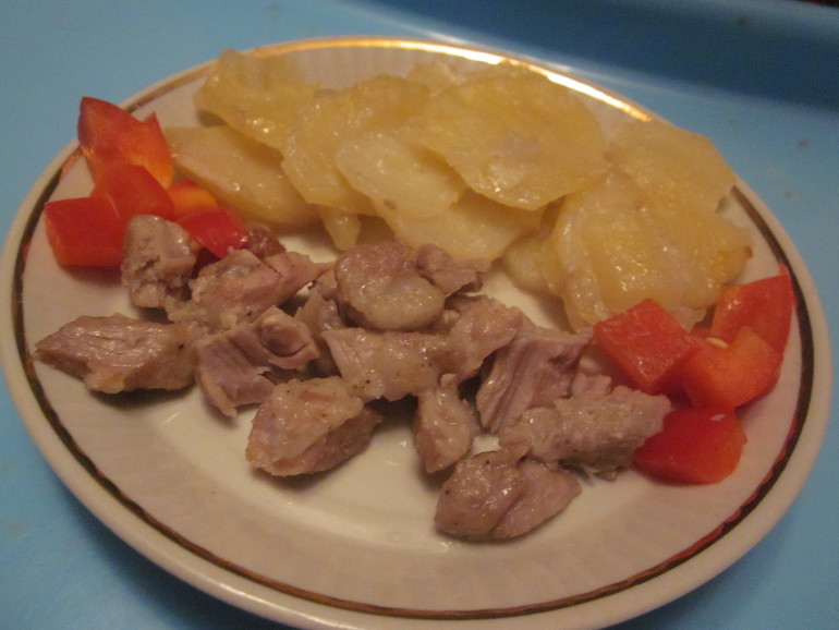 Картофель с луком и мяском в духовке.