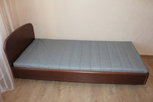 Кровать односпальная с матрасом 90x200