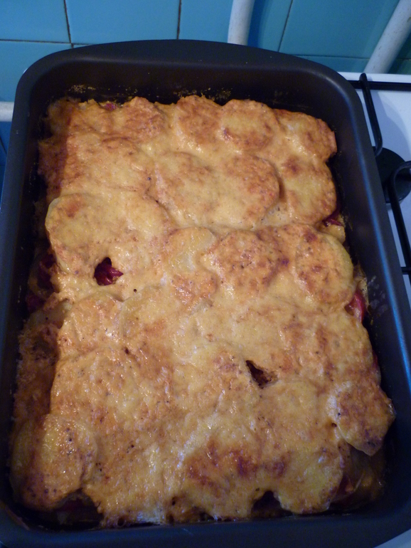 Филе рыбки с картошкой,помидорами и сыром в духовке.