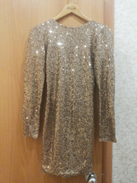 Платье в паетках с открытой спиной