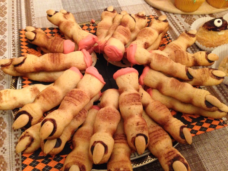 Страненько, но вкусно. Печенье, эклеры и капы