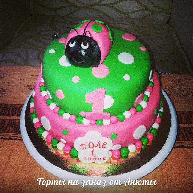 Тортик с Божьей коровкой.