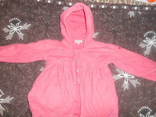 Джинсовый комбинезон и кофточка с капюшоном