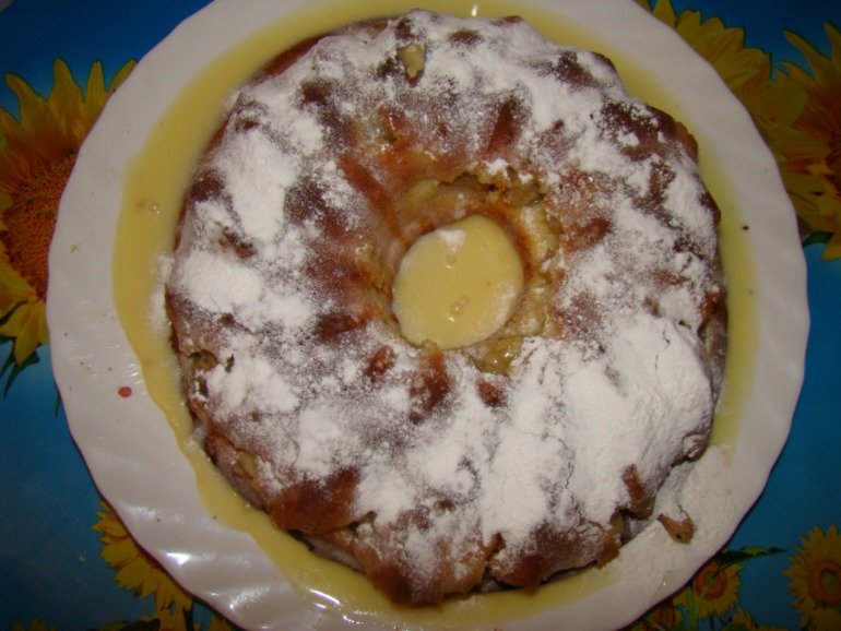 Шарлотка с бананами и яблоками....