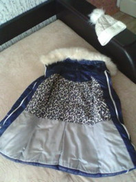 Породам модный пуховик темно-синего цвета и шапку