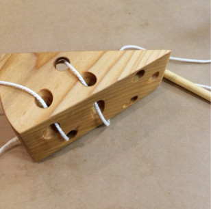 Игрушка-шнуровка