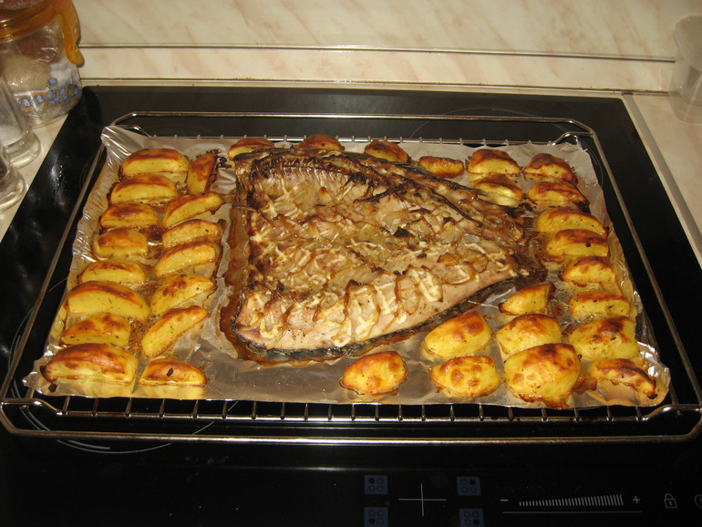 Сазан,запеченный с картофелем.