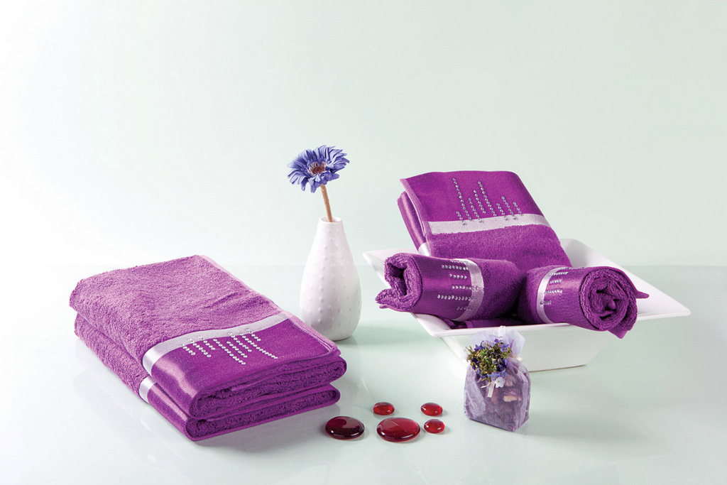 Фиолетовое полотенце. Сиреневое полотенце. Полотенце махровое фиолетовое. Фиолетовые полотенца в ванной.