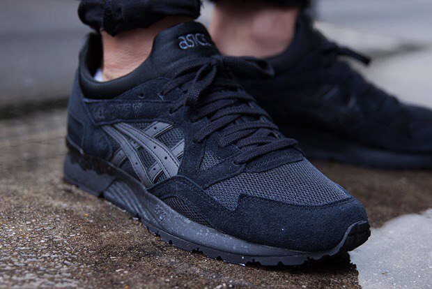 Кроссовки ASICS.