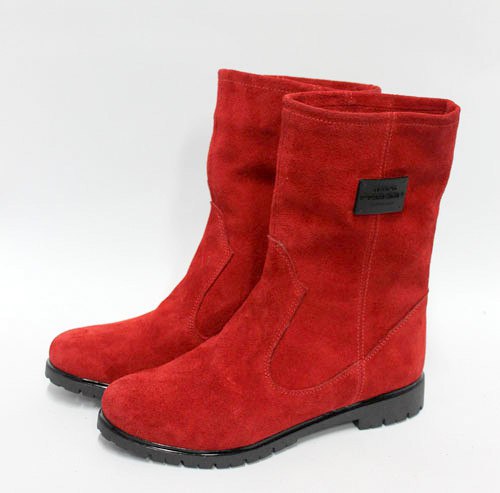 Красные замшевые полусапожки.