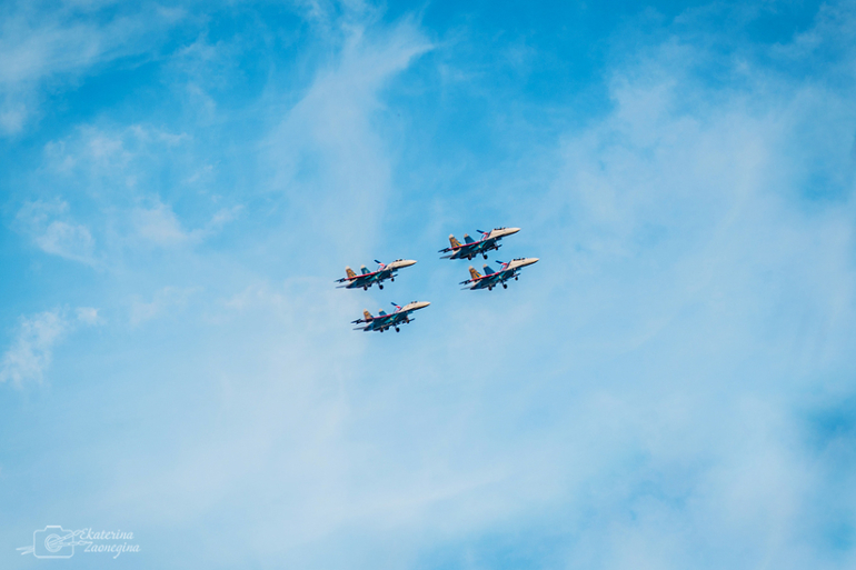 Русские Витязи в небе над Симферополем (День России 12.06.2014 г.)