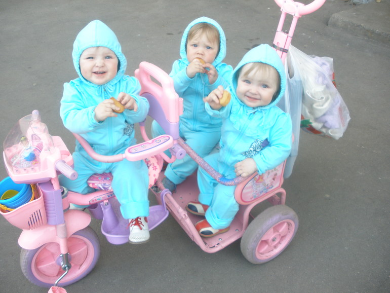 прогулка с тройней