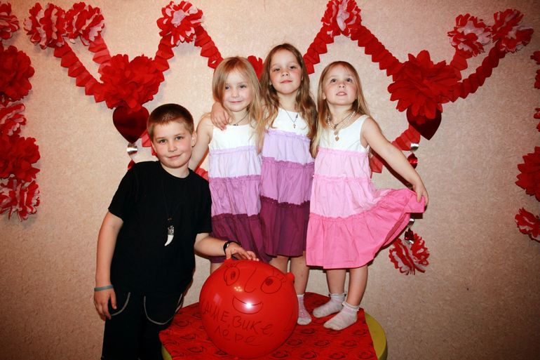 Четыре года назад я попала под акцию, роди дочку - получи двух в подарок.