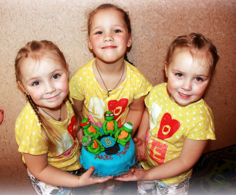 идем на др к двойняшкам