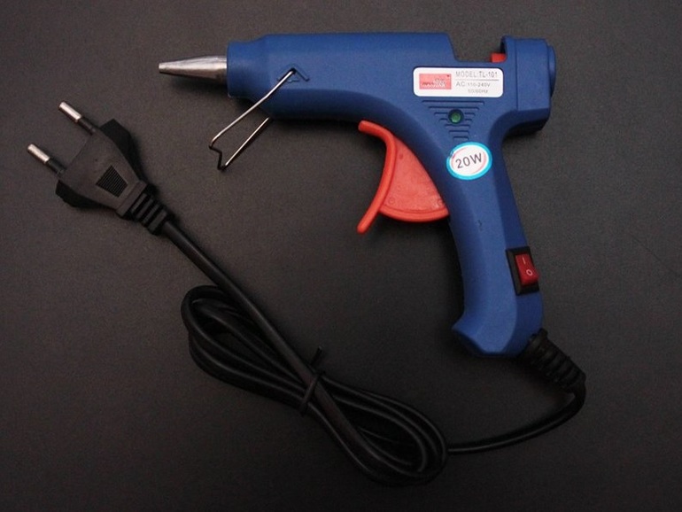 Термоклеевой пистолет и клей