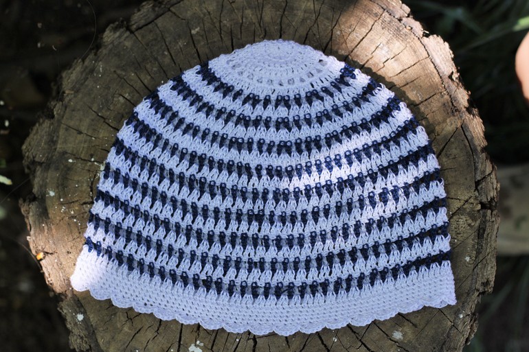 Летняя шапочка в морском стиле