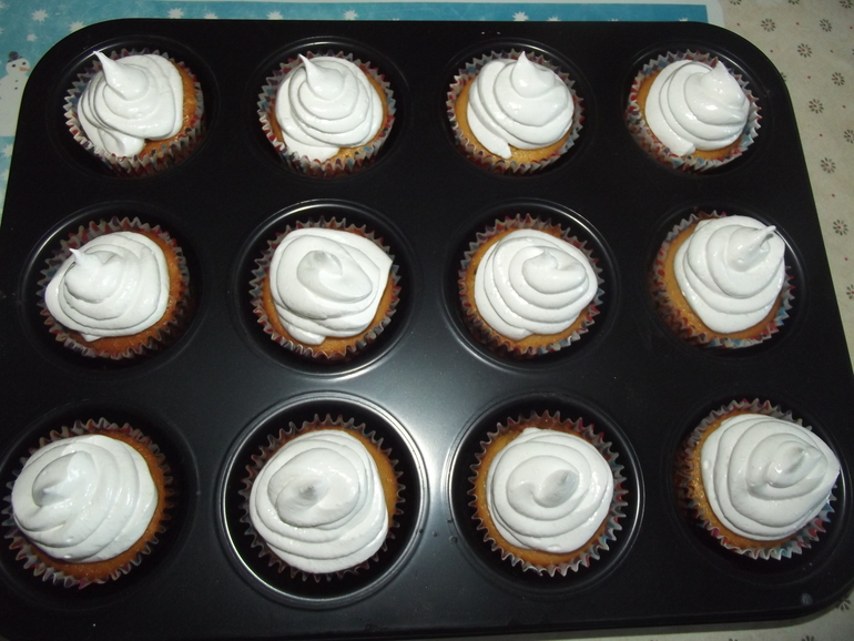 капкейки с двухцветным кремом. шапочки на капкейки. ванильные капкейки с кремом чиз. трехцветный крем для капкейков россия. сколько крема на капкейки.