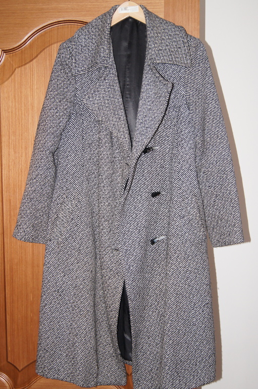 Пальто в хорошем состоянии. Размер 46-48. Цена 1900 р.