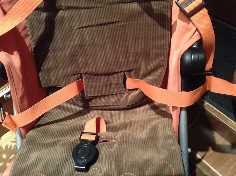 Правильно закрепить матрасик Макларен на коляске.