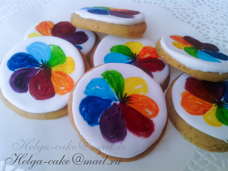 Много-много печенья на детский праздник.