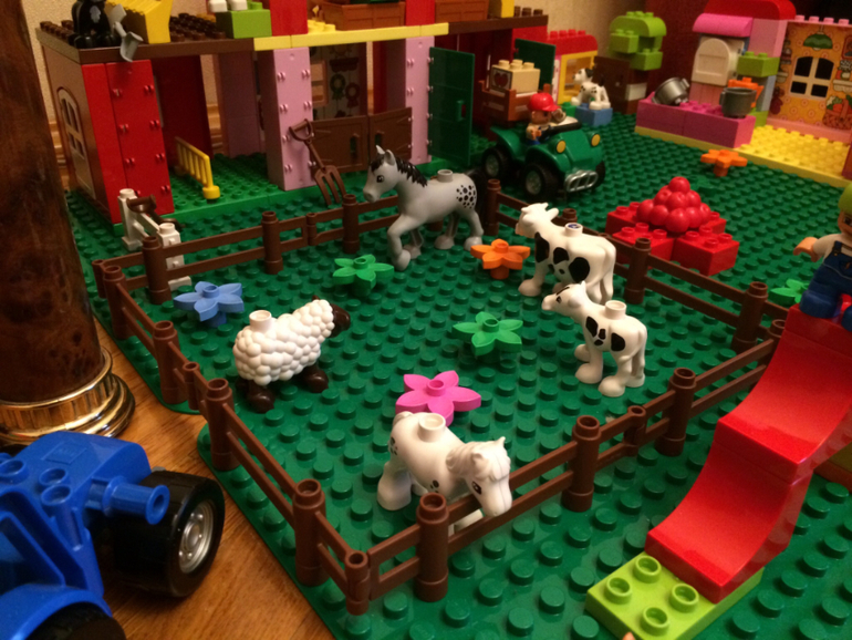 LEGO Duplo - одно их любимых развлечений доченьки!!!