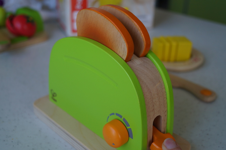 Деревянные игрушки HAPE и JANOD-тостер,кофемашина,набор продуктов.