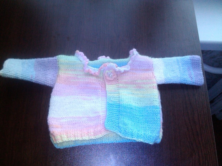 Наконец довязала кофточку для доченьки))))