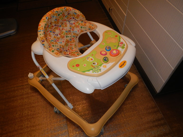 Развивающий коврик Taf Toys и Ходунки в подарок