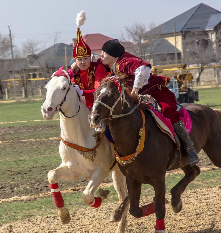 Казахские национальные игры на наурыз. Кыз куумай игра. Кыз куу казахская игра. Казахские национальные игры кыз куу. Национальные конные игры.