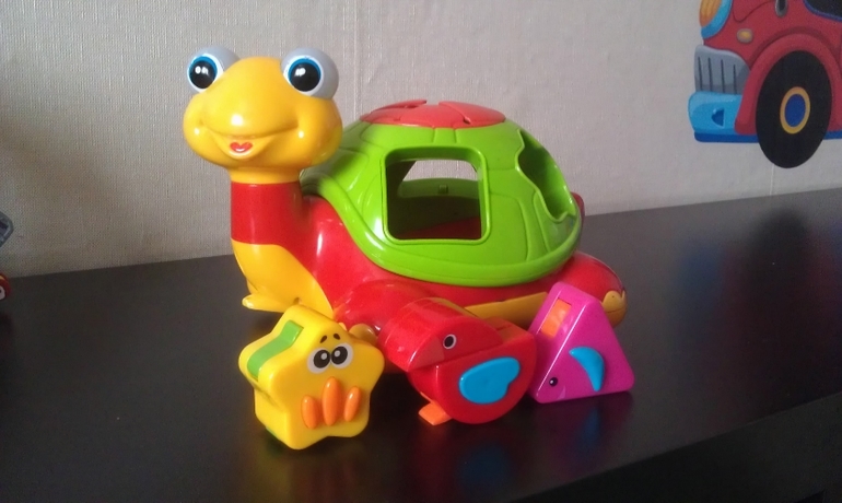 Много игрушек для малышей