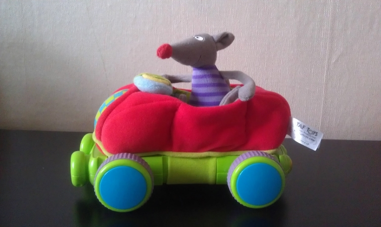 Много игрушек для малышей