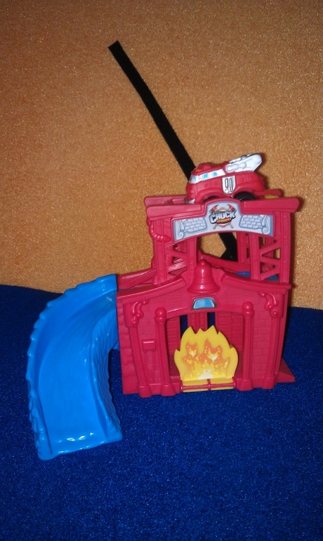 Много игрушек для малышей